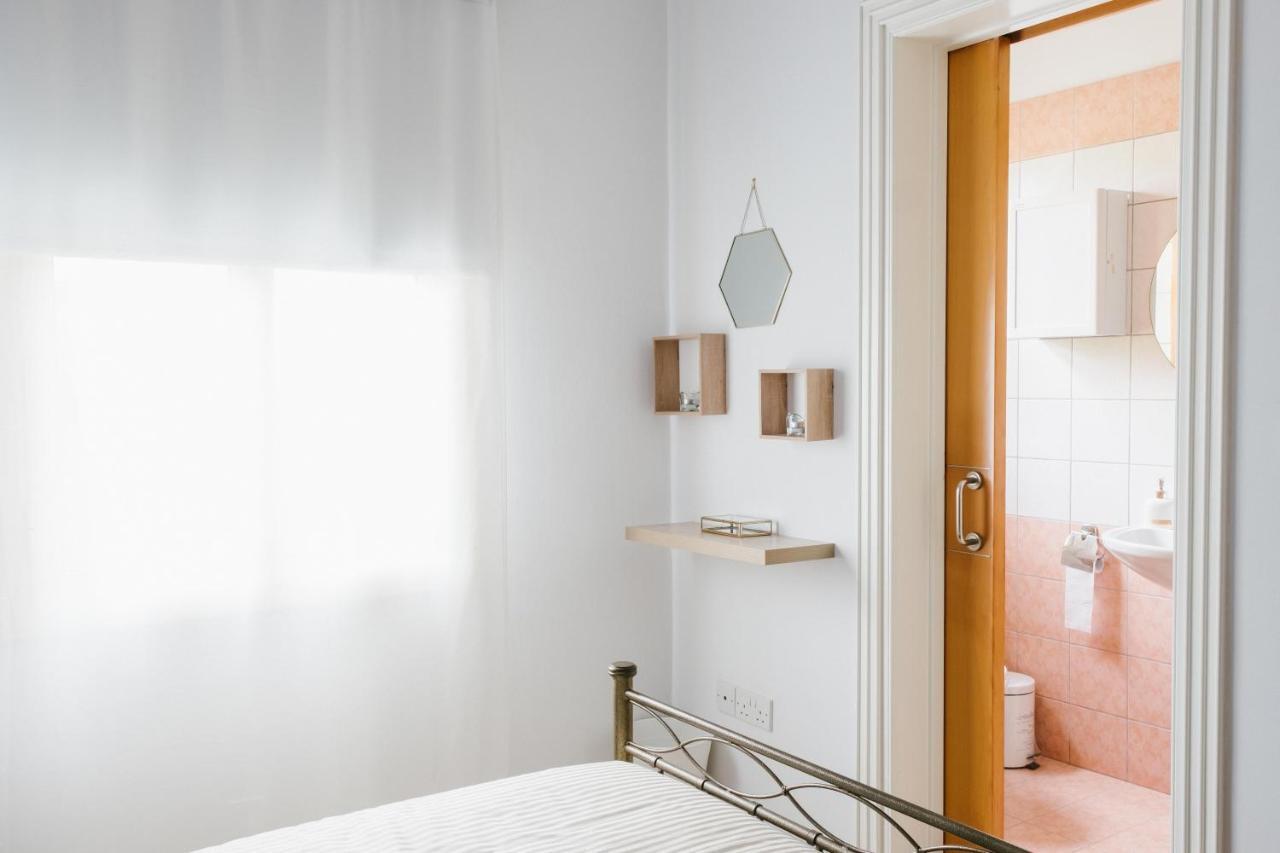 Aphrodite Gardens No.9 Luxury Apt Пафос Екстериор снимка