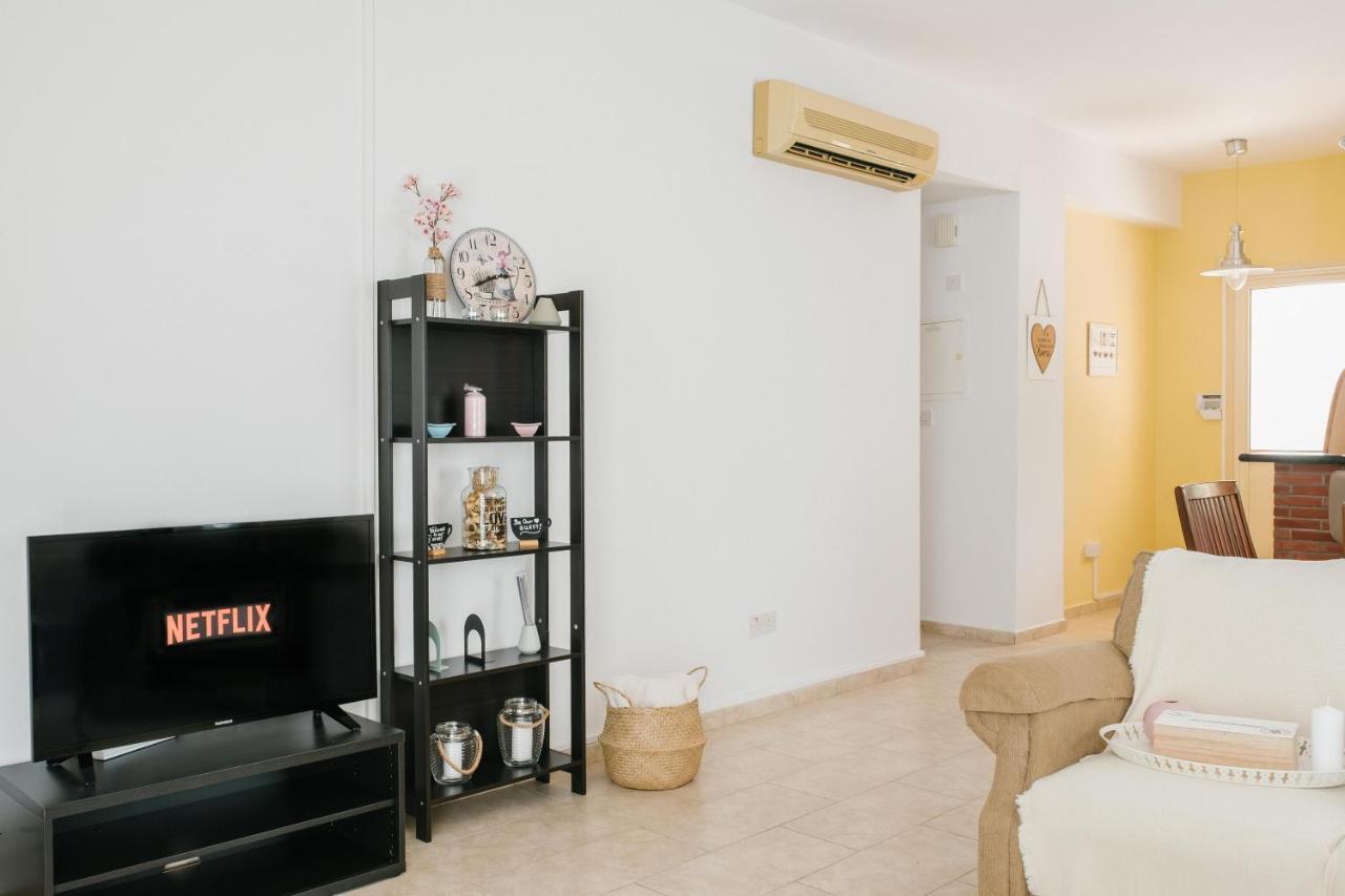 Aphrodite Gardens No.9 Luxury Apt Пафос Екстериор снимка